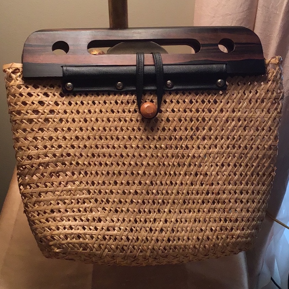 Vintage Straw handbag w/Wooden handle